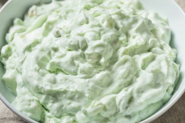 Ev yapımı tatlı yeşil kabarık tüy Watergate salatası ile marşmelov ananas ve fıstık