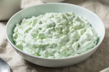 Ev yapımı tatlı yeşil kabarık tüy Watergate salatası ile marşmelov ananas ve fıstık