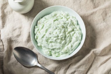 Ev yapımı tatlı yeşil kabarık tüy Watergate salatası ile marşmelov ananas ve fıstık