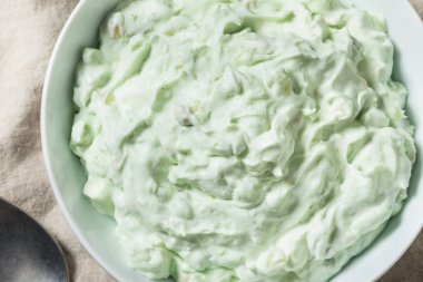 Ev yapımı tatlı yeşil kabarık tüy Watergate salatası ile marşmelov ananas ve fıstık