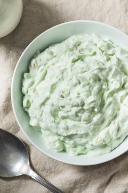 Ev yapımı tatlı yeşil kabarık tüy Watergate salatası ile marşmelov ananas ve fıstık