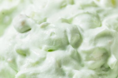 Ev yapımı tatlı yeşil kabarık tüy Watergate salatası ile marşmelov ananas ve fıstık
