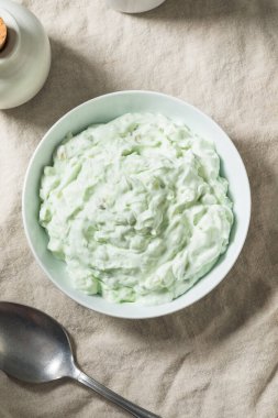 Ev yapımı tatlı yeşil kabarık tüy Watergate salatası ile marşmelov ananas ve fıstık