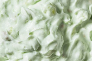 Ev yapımı tatlı yeşil kabarık tüy Watergate salatası ile marşmelov ananas ve fıstık