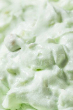 Ev yapımı tatlı yeşil kabarık tüy Watergate salatası ile marşmelov ananas ve fıstık