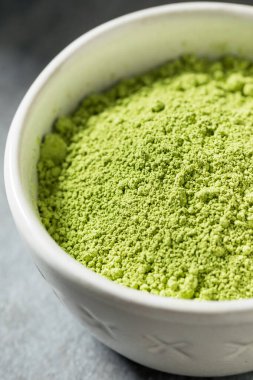 Çiğ yeşil Japon Tozu ile çırpılmış