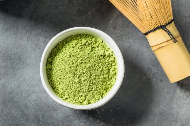 Çiğ yeşil Japon Tozu ile çırpılmış