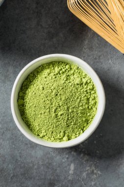Çiğ yeşil Japon Tozu ile çırpılmış