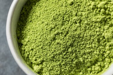Çiğ yeşil Japon Tozu ile çırpılmış