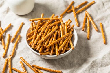 Organik Tuzlu Kraker Çubukları ve Deniz Tuzu.