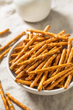 Organik Tuzlu Kraker Çubukları ve Deniz Tuzu.