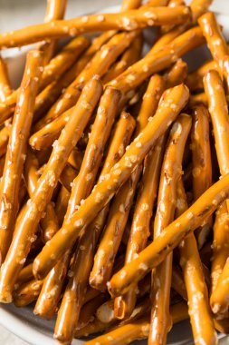 Organik Tuzlu Kraker Çubukları ve Deniz Tuzu.