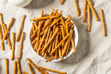 Organik Tuzlu Kraker Çubukları ve Deniz Tuzu.