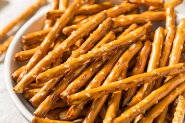 Organik Tuzlu Kraker Çubukları ve Deniz Tuzu.