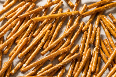 Organik Tuzlu Kraker Çubukları ve Deniz Tuzu.