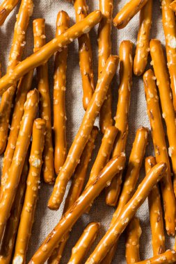 Organik Tuzlu Kraker Çubukları ve Deniz Tuzu.