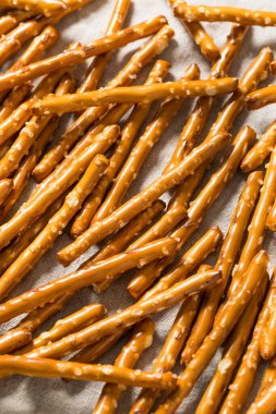 Organik Tuzlu Kraker Çubukları ve Deniz Tuzu.