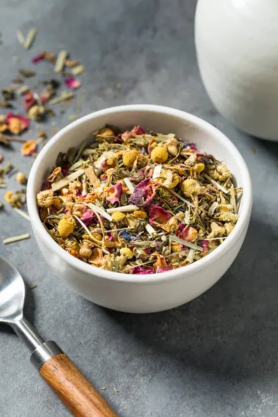 Organik kurutulmuş bitki çayı demlenmeye hazır.