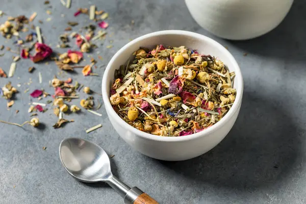 Organik kurutulmuş bitki çayı demlenmeye hazır.