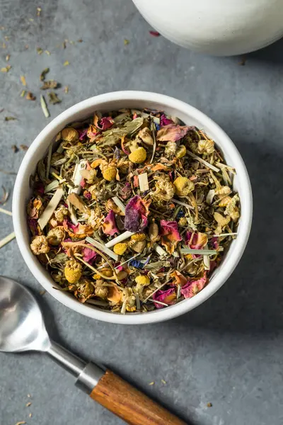 Organik kurutulmuş bitki çayı demlenmeye hazır.