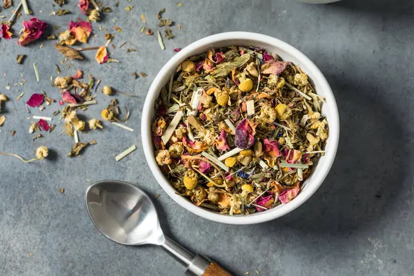 Organik kurutulmuş bitki çayı demlenmeye hazır.