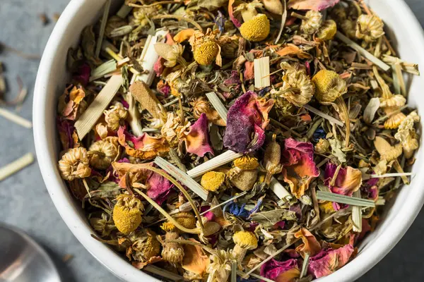 Organik kurutulmuş bitki çayı demlenmeye hazır.