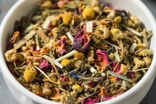 Organik kurutulmuş bitki çayı demlenmeye hazır.