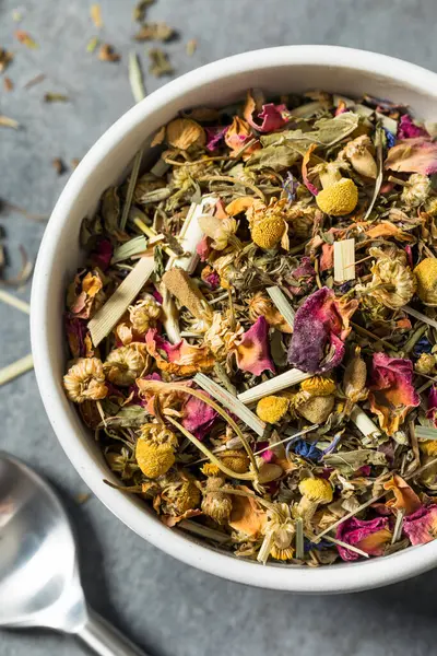 Organik kurutulmuş bitki çayı demlenmeye hazır.