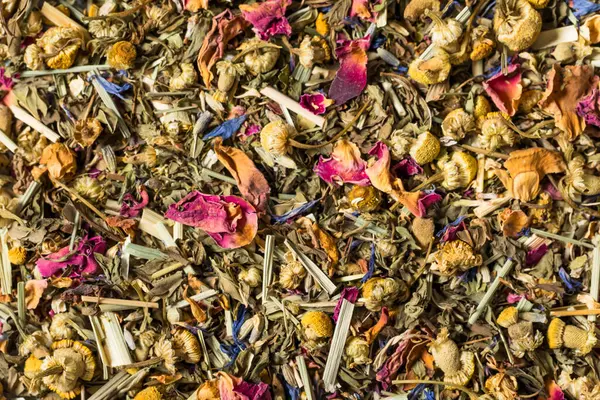 Organik kurutulmuş bitki çayı demlenmeye hazır.