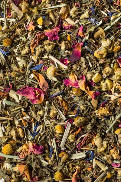 Organik kurutulmuş bitki çayı demlenmeye hazır.