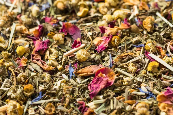 Organik kurutulmuş bitki çayı demlenmeye hazır.