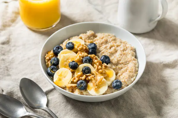 Muz, yabanmersini ve cevizli sıcak organik çelik kesim yulaf ezmesi.