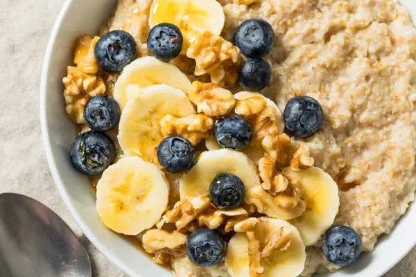 Muz, yabanmersini ve cevizli sıcak organik çelik kesim yulaf ezmesi.