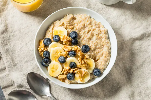 Muz, yabanmersini ve cevizli sıcak organik çelik kesim yulaf ezmesi.