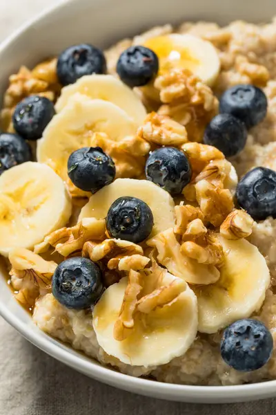 Muz, yabanmersini ve cevizli sıcak organik çelik kesim yulaf ezmesi.