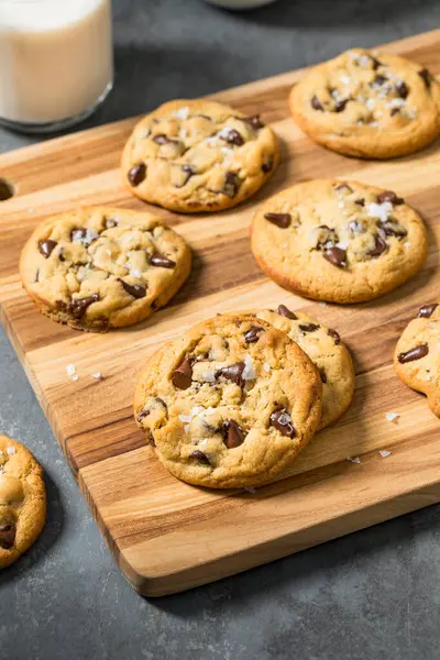 Ev yapımı Tahini çikolatalı kurabiye ve deniz tuzu.