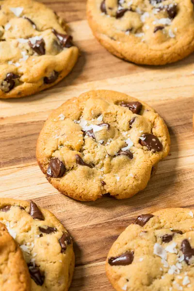 Ev yapımı Tahini çikolatalı kurabiye ve deniz tuzu.