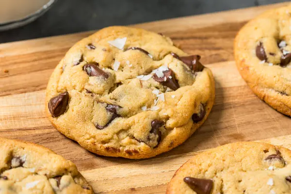 Ev yapımı Tahini çikolatalı kurabiye ve deniz tuzu.