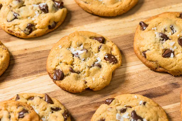 Ev yapımı Tahini çikolatalı kurabiye ve deniz tuzu.