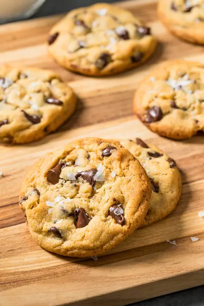 Ev yapımı Tahini çikolatalı kurabiye ve deniz tuzu.