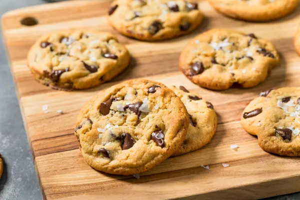 Ev yapımı Tahini çikolatalı kurabiye ve deniz tuzu.