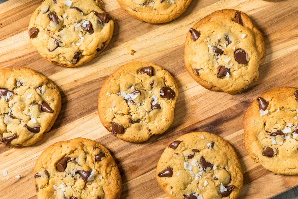 Ev yapımı Tahini çikolatalı kurabiye ve deniz tuzu.