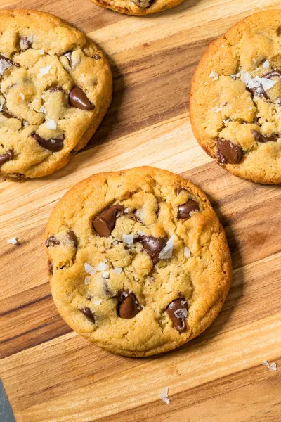 Ev yapımı Tahini çikolatalı kurabiye ve deniz tuzu.