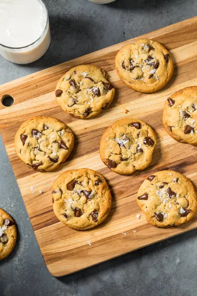 Ev yapımı Tahini çikolatalı kurabiye ve deniz tuzu.