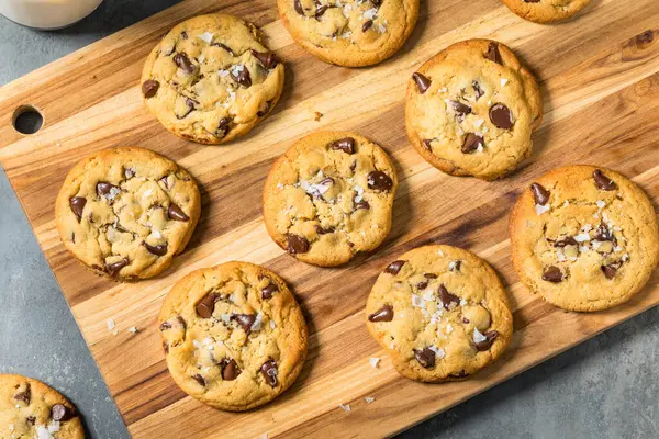 Ev yapımı Tahini çikolatalı kurabiye ve deniz tuzu.