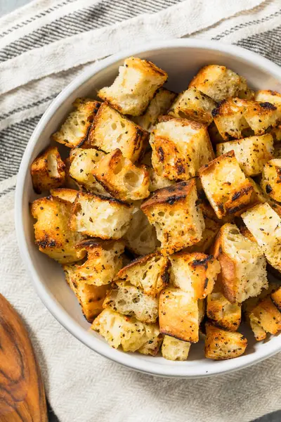 Salata için ev yapımı çıtır ekmek.