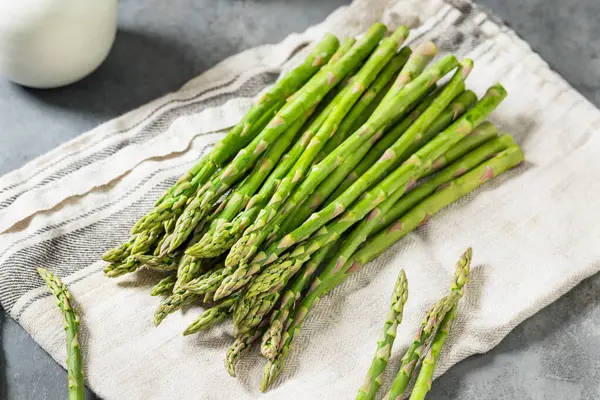 Ham yeşil organik kuşkonmaz Spears hazır Cook için