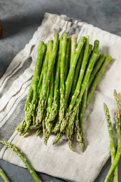 Ham yeşil organik kuşkonmaz Spears hazır Cook için