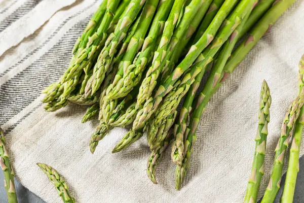 Ham yeşil organik kuşkonmaz Spears hazır Cook için