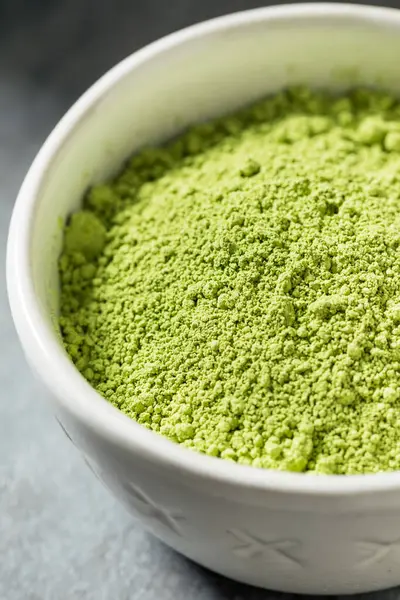 Çiğ yeşil Japon Tozu ile çırpılmış